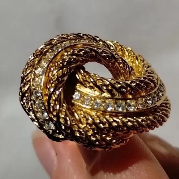 Vintage CHRISTIAN DIOR gold tone twisted KNOT pavé rhinestone earrings clip ons - Picture 4 of 12